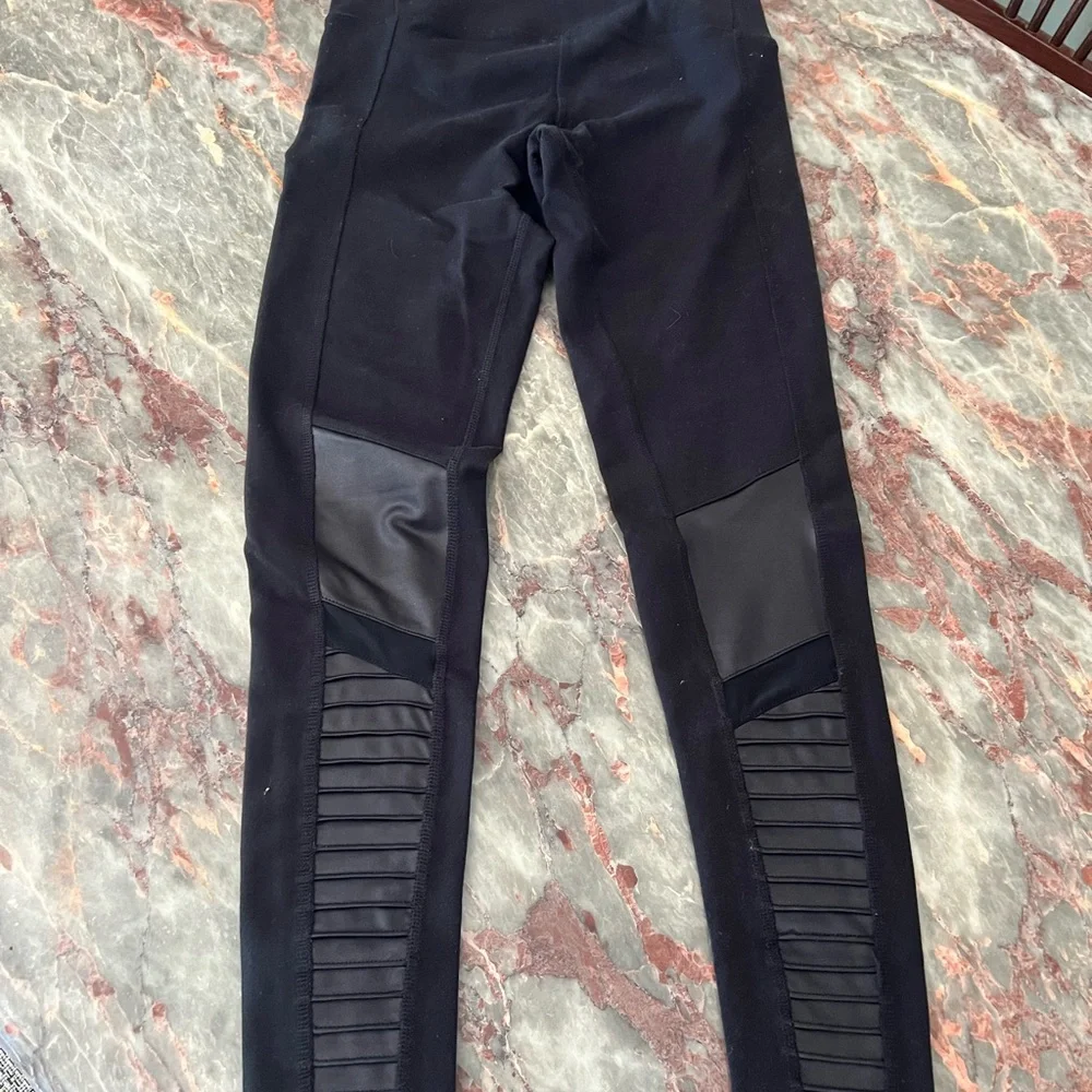 Alo Yoga High Waisted Moto Leggings in Black XS NWOT - Picture 3 of 6